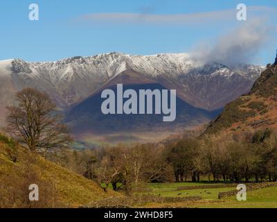 Vista della Blencathra (Saddleback) innevata di 2848 metri sotto un cielo azzurro e soleggiato che inverte la giornata nel Lake District inglese. Foto Stock