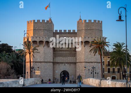 VALENCIA, SPAGNA - 2 FEBBRAIO 2024: Torre Torres de Serranos, architettura spagnola sulle strade pubbliche commerciali e storiche di Valencia, Spagna Foto Stock