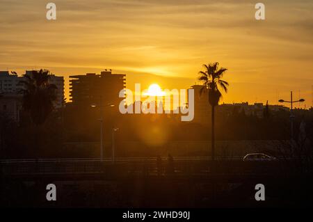 VALENCIA, SPAGNA - 2 FEBBRAIO 2024: Alba sugli edifici a Valencia, Spagna il 2 febbraio 2024 Foto Stock