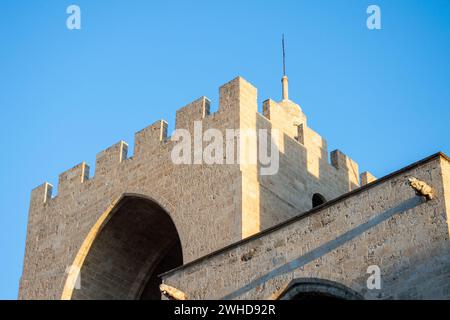 VALENCIA, SPAGNA - 2 FEBBRAIO 2024: Torre Torres de Serranos, architettura spagnola sulle strade pubbliche commerciali e storiche di Valencia, Spagna Foto Stock