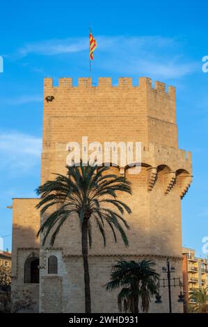 VALENCIA, SPAGNA - 2 FEBBRAIO 2024: Torre Torres de Serranos, architettura spagnola sulle strade pubbliche commerciali e storiche di Valencia, Spagna Foto Stock