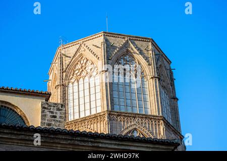 VALENCIA, SPAGNA - 2 FEBBRAIO 2024: Torre Torres de Serranos, architettura spagnola sulle strade pubbliche commerciali e storiche di Valencia, Spagna Foto Stock