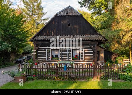 Pittoresca casa in legno di un villaggio tradizionale restaurata a Čistá u Litomyšle, regione di Pardubice, Repubblica Ceca Foto Stock