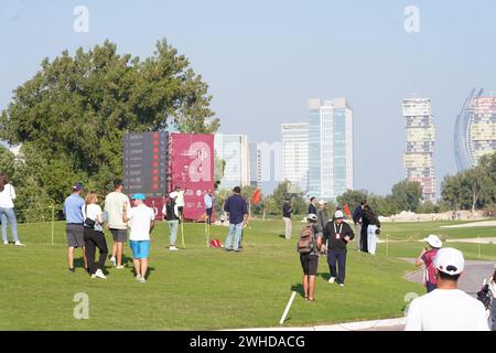 Doha, Qatar. 9 febbraio 2024. Friday Holiday Crowd Watching action al Doha Golf Club in Qatar venerdì 9 febbraio, secondo giorno del Commercial Qatar Masters 2024, un evento DP Tour che si svolge nella capitale del Qatar Doha dall'8 all'11 febbraio. Crediti: Armstrong Vas/Alamy Live News Foto Stock