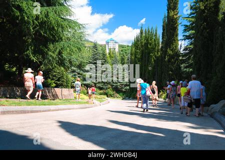 Russia. Crimea. Partenit. Parco Paradise Aivazovsky. La gente fa un'escursione. Luglio 2019. Foto Stock