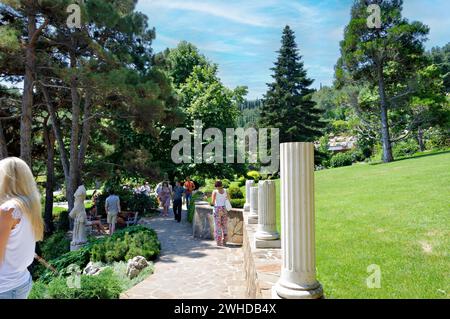 Russia. Crimea. Partenit. Parco Paradise Aivazovsky. La gente fa un'escursione. Luglio 2019. Foto Stock