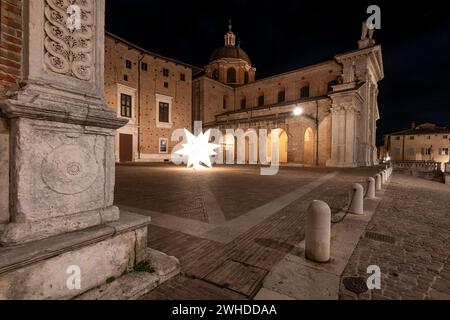 Cattedrale di Santa Maria Assunta e piazza Duca Federico di notte. Europa, Italia, Marche, provincia di Pesaro Urbino, Urbino Foto Stock