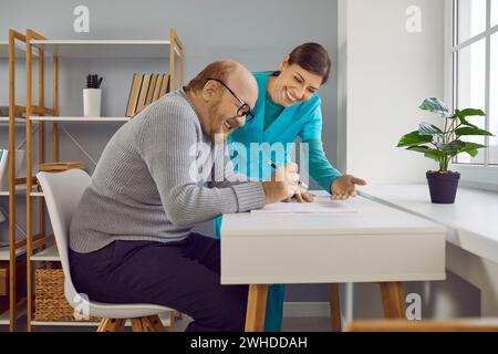 Giovane infermiera sorridente, medico o infermiera che consulta un allegro anziano. Foto Stock