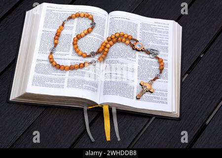 Traduzione standard della Bibbia con rosario in legno di olivo, aperta è Matteo capitolo 5, il sermone sul Monte, le Beatitudini Foto Stock