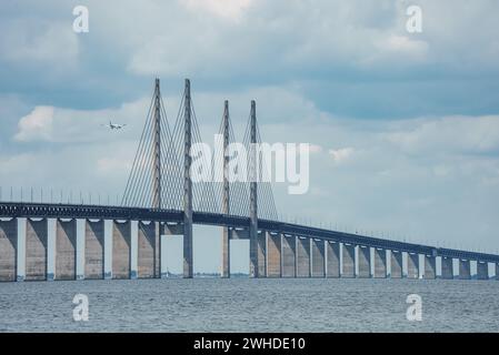 Ponte Oresund, un collegamento tra Copenaghen e Malmo, in un giorno nuvoloso. Foto Stock