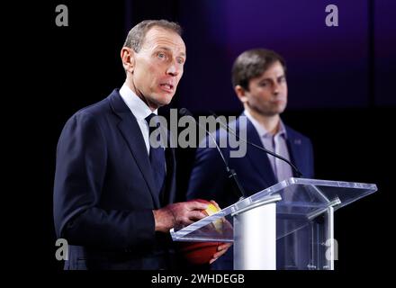 Vicepresidente esecutivo, Club Business, International & League Events, National Football League Peter o'Reilly e Emilio Butragueno, direttore delle relazioni istituzionali del Real Madrid CF, intervengono in una conferenza stampa che conduce al Super Bowl LVIII al Mandalay Bay Convention Center di Las Vegas, Nevada, venerdì 9 febbraio 2024. La NFL è destinata a disputare una partita di stagione regolare a Madrid, in Spagna, nel 2025. I San Francisco 49ers giocheranno con i Kansas City Chiefs nel Super Bowl LVIII all'Allegiant Stadium di Las Vegas, Nevada, domenica 11 febbraio 2024. Foto di John Angelillo/UPI Foto Stock