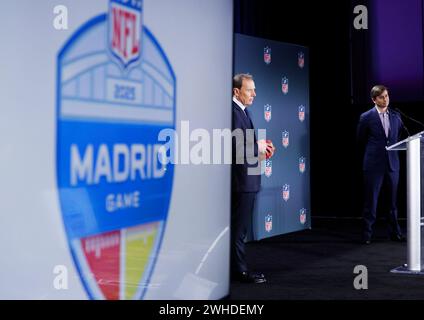 Vicepresidente esecutivo, Club Business, International & League Events, National Football League Peter o'Reilly e Emilio Butragueno, direttore delle relazioni istituzionali del Real Madrid CF, intervengono in una conferenza stampa che conduce al Super Bowl LVIII al Mandalay Bay Convention Center di Las Vegas, Nevada, venerdì 9 febbraio 2024. La NFL è destinata a disputare una partita di stagione regolare a Madrid, in Spagna, nel 2025. I San Francisco 49ers giocheranno con i Kansas City Chiefs nel Super Bowl LVIII all'Allegiant Stadium di Las Vegas, Nevada, domenica 11 febbraio 2024. Foto di John Angelillo/UPI Foto Stock