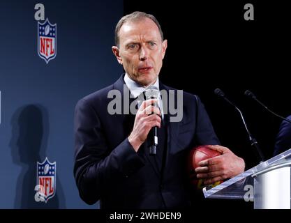 Las Vegas, Stati Uniti. 9 febbraio 2024. Emilio Butragueno, direttore del Real Madrid CF per le relazioni istituzionali, parla a una conferenza stampa che ha portato al Super Bowl LVIII al Mandalay Bay Convention Center di Las Vegas, Nevada, venerdì 9 febbraio 2024. La NFL è destinata a disputare una partita di stagione regolare a Madrid, in Spagna, nel 2025. I San Francisco 49ers giocheranno con i Kansas City Chiefs nel Super Bowl LVIII all'Allegiant Stadium di Las Vegas, Nevada, domenica 11 febbraio 2024. Foto di John Angelillo/UPI credito: UPI/Alamy Live News Foto Stock