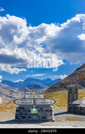 Segnali stradali, col de l'Iseran, Savoy, Francia Foto Stock