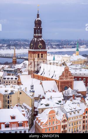 Vista aerea della cattedrale di riga, riga, Lettonia, dopo una neve fresca Foto Stock