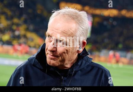 Dortmund, Germania. 9 febbraio 2024. Calcio: Bundesliga, Borussia Dortmund - SC Freiburg, Matchday 21, Signal Iduna Park. L'allenatore del Friburgo Christian Streich prima della partita. Credito: Bernd Thissen/dpa - NOTA IMPORTANTE: in conformità con i regolamenti della DFL German Football League e della DFB German Football Association, è vietato utilizzare o far utilizzare fotografie scattate nello stadio e/o della partita sotto forma di immagini sequenziali e/o serie di foto video./dpa/Alamy Live News Foto Stock