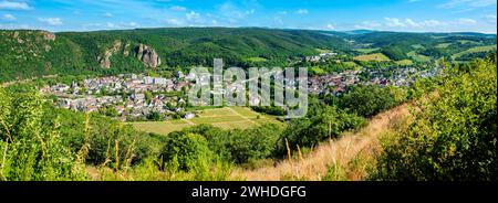 La valle di Nahe vicino a Bad Münster am Stein-Ebernburg, con il Rheingrafenstein e il castello in cima sullo sfondo, Foto Stock