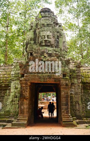 Le porte esterne di Angkor Thom hanno un Buddha sorridente scolpito in pietra su ciascuna delle porte, parte del complesso Bayon, un monumento patrimonio dell'umanità dell'UNESCO Foto Stock