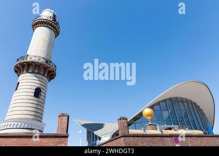 Retro del vecchio faro e Teepott con palla dorata come simbolo del Planaetenwanderweg a Warnemünde, città anseatica di Rostock, costa del Mar Baltico, Meclemburgo-Pomerania occidentale, Germania, Europa Foto Stock