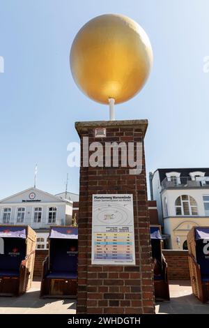 La sfera dorata simboleggia il sole e segna l'inizio del percorso escursionistico planetario sul lungomare pubblico di Warnemünde, città anseatica di Rostock, costa del Mar Baltico, Meclemburgo-Pomerania Occidentale, Germania, Europa Foto Stock