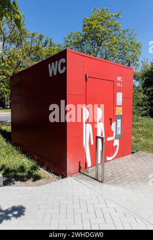 Lettere WC su servizi igienici moderni rossi privi di barriere architettoniche a Warnemünde, città anseatica di Rostock, costa del Mar Baltico, Meclemburgo-Pomerania Occidentale, Germania, Europa Foto Stock