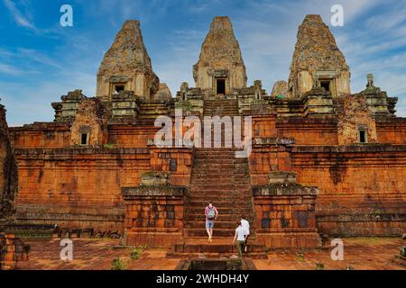 East Mebon è un tempio del X secolo costruito da Rajendravarman della dinastia Khmer vicino ad Angkor wat, Siem Reap, Cambogia Foto Stock