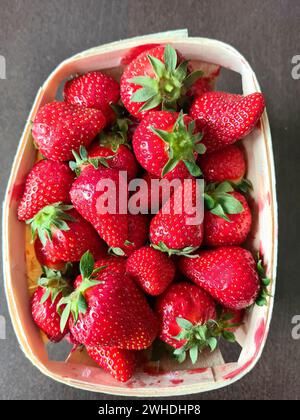 Fragole rosse mature intere in scatola Foto Stock