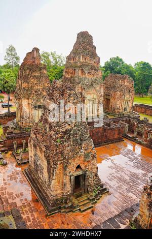 Vista dalla cima del tempio Pre Rup, un tempio di stato del X secolo costruito da Rajendravarman, re Khmer vicino ad Angkor Wat, a Siem Reap, in Cambogia Foto Stock