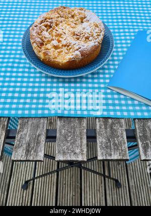 Torta di mele con crumble su un piatto blu per dessert Foto Stock