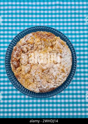 Torta di mele con crumble su un piatto blu per dessert Foto Stock