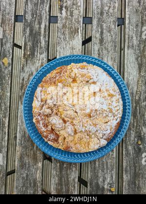 Torta di mele con crumble su un piatto blu per dessert Foto Stock