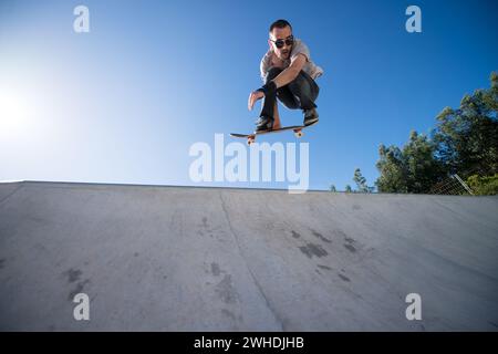 Skateboarder in volo Foto Stock