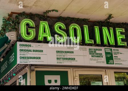 Insegna a benzina al neon e menu retro Diner, entrambi a Copenhagen. Foto Stock