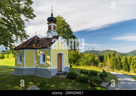 Maria Rast Chapel sul Buckelwiesen, sui monti Wetterstein, Krün, Baviera, Germania Foto Stock