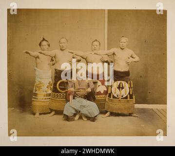 Cinque lottatori di Sumo, in abito da combattimento in foto studio ... Giappone colorato a mano con acquerello Photographic Print intorno agli anni '1870 Foto Stock