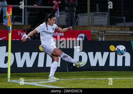 Francoforte, Germania. 8 febbraio 2024. Germania, Francoforte, 8 febbraio 2024: Durante la partita di calcio DFB-Pokal Frauen tra Eintracht Francoforte e SC Freiburg allo Stadion am Brentanobad di Francoforte, Germania. (Daniela Porcelli/SPP) credito: SPP Sport Press Photo. /Alamy Live News Foto Stock