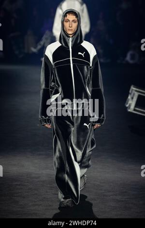 New York, Vereinigte Staaten. 8 febbraio 2024. PUMA Autunno/Inverno 2024 sfilata durante la New York Fashion Week del 2024 febbraio - New York; US 08/02/2024 credito: dpa/Alamy Live News Foto Stock