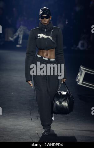 New York, Vereinigte Staaten. 8 febbraio 2024. PUMA Autunno/Inverno 2024 sfilata durante la New York Fashion Week del 2024 febbraio - New York; US 08/02/2024 credito: dpa/Alamy Live News Foto Stock