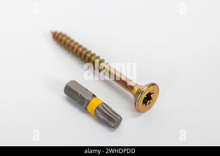 Vite truciolare Torx singola con testa svasata, zincata gialla, punta Torx, sfocata, sfondo bianco, Foto Stock