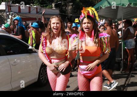 Rio De Janeiro, Brasile. 9 febbraio 2024. Il blocco Carmelitas attira più di 10 mila persone attraverso le strette strade di Santa Teresa nella regione centrale di Rio de Janeiro, Brasile, il 9 febbraio 2024. (Foto di Jose Lucena/Thenews2/NurPhoto) credito: NurPhoto SRL/Alamy Live News Foto Stock