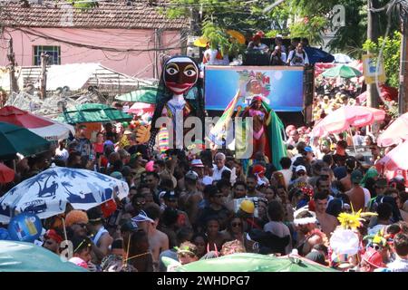 Rio De Janeiro, Brasile. 9 febbraio 2024. Il blocco Carmelitas attira più di 10 mila persone attraverso le strette strade di Santa Teresa nella regione centrale di Rio de Janeiro, Brasile, il 9 febbraio 2024. (Foto di Jose Lucena/Thenews2/NurPhoto) credito: NurPhoto SRL/Alamy Live News Foto Stock