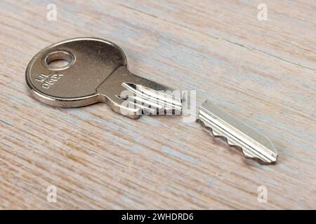 Chiave per appartamento rotta, punta per chiave, chiave a cilindro, sfondo in legno, Foto Stock