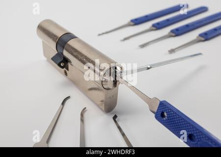 Set di prelievo per serrature, utensili per l'apertura delle serrature, serratura a cilindro in metallo, sfondo bianco, Foto Stock