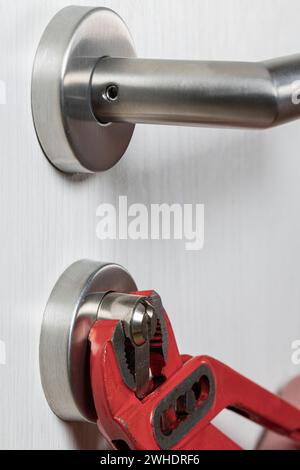 Sporgenza cilindro, pinze per pompa dell'acqua sul cilindro di bloccaggio, immagine simbolo, effrazione, Foto Stock
