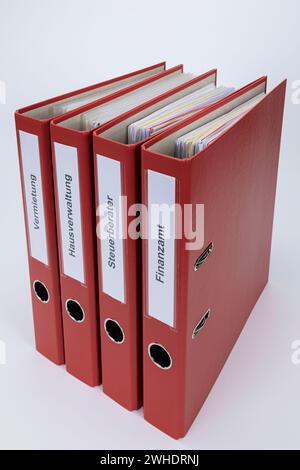 Cartelle di file rosse denominate noleggio, gestione immobiliare, consulente fiscale, ufficio fiscale, periodi di conservazione, documenti fiscali, sfondo bianco, immagine simbolica, periodi di conservazione, documenti fiscali Foto Stock