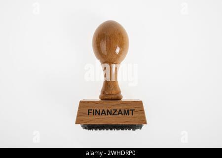 Timbro in legno con scritta "Finanzamt", fondo bianco, Foto Stock