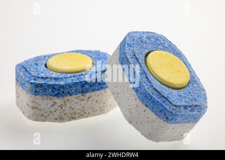 Due linguette detergenti per lavastoviglie, fondo bianco, Foto Stock