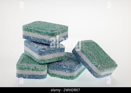 Cinque linguette detergenti per lavastoviglie, fondo bianco, Foto Stock