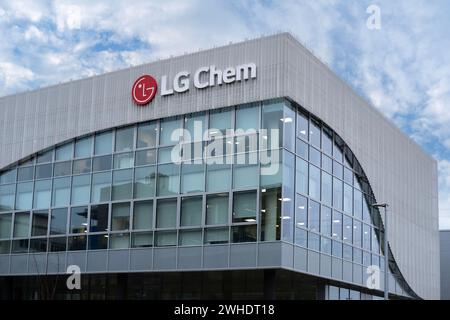 Pubblicità del logotipo LG Chem sulla costruzione di facciate, azienda chimica leader a livello mondiale, LG Corporation della Corea del Sud, produttore di batterie per veicoli elettrici, Foto Stock