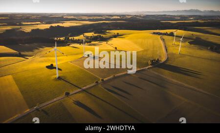 Turbine eoliche / turbine eoliche all'alba nel paesaggio di Allgäu Foto Stock